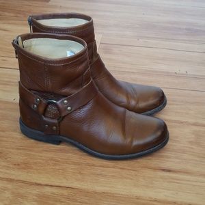 Frye Phillip Harness Short Cognac Brown Leather